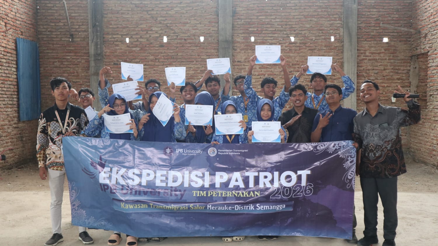 Peserta dan tim Ekspedisi Patriot berfoto bersama memegang sertifikat pelatihan di Merauke