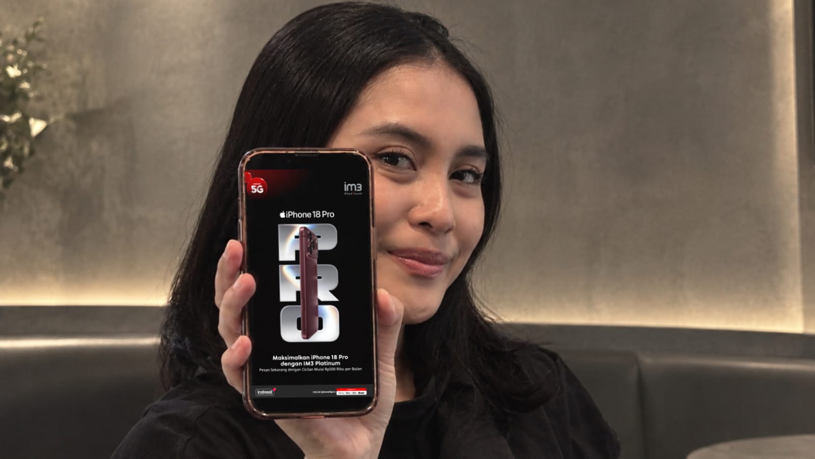 Pelanggan memegang iPhone 18 Pro