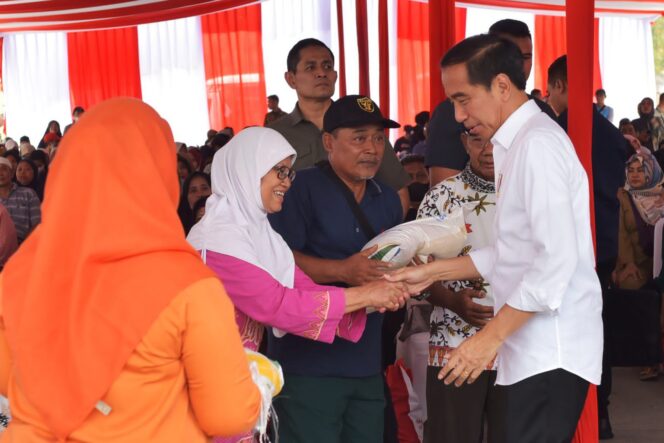 
					Presiden Jokowi Serahkan Bantuan Pangan Beras untuk Masyarakat