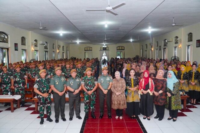 
					Danmenarmed 2 Kostrad Dampingi Danpussenarmed Sambangi Yonarmed 11 Kostrad