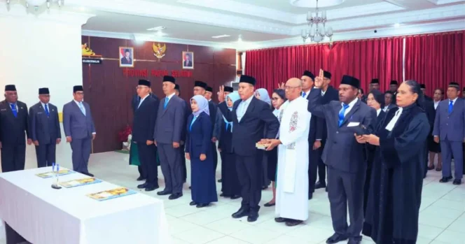 
					Gubernur Apolo Lantik 16 Pejabat Papua Selatan