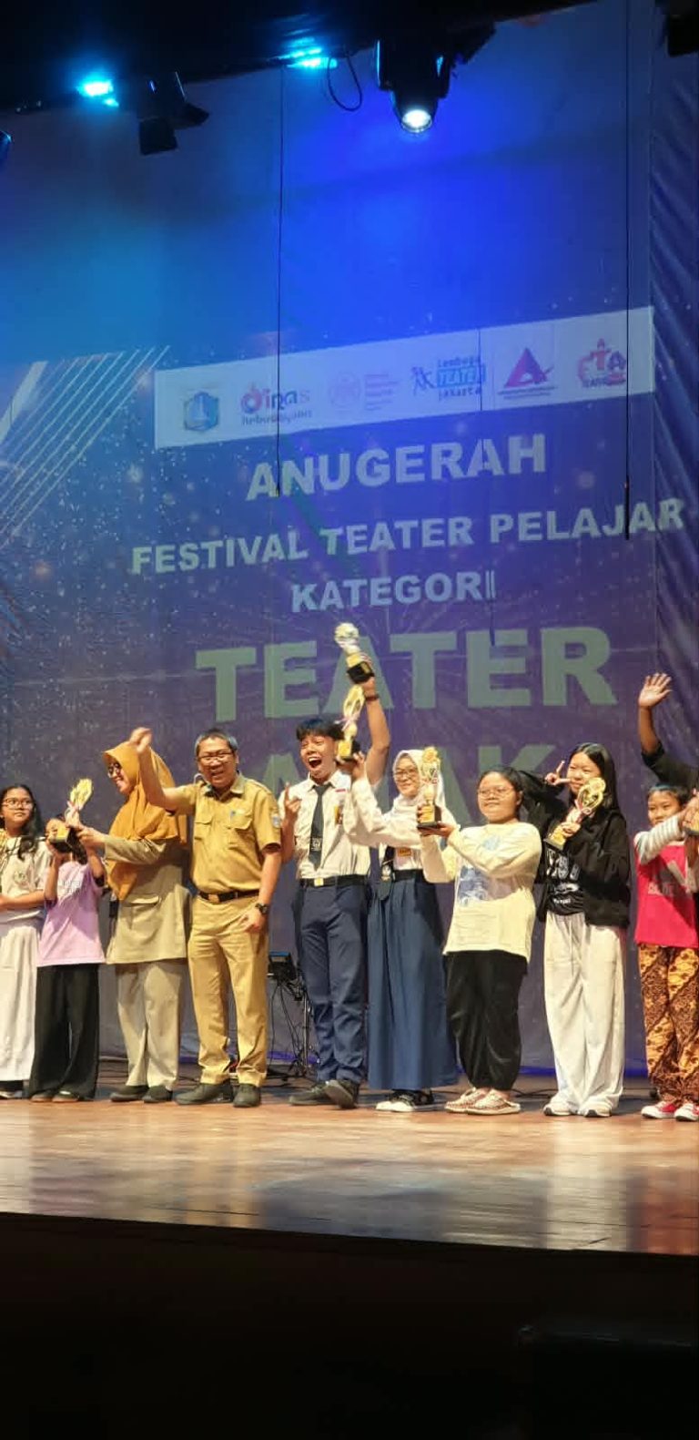 Sampul berita: Kilau Prestasi di Gedung Miss Tjitjih: Marwah dari Sanggar Putra Satria Sabet Gelar Aktris Terbaik 2026
