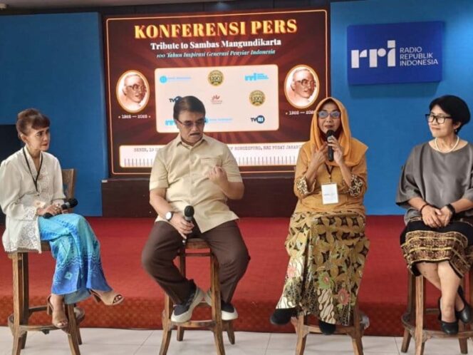 
					Adhyaksa Dault Kenang Sambas Mangundikarta: Suaranya Membuat Penonton Seolah Berada di Lapangan